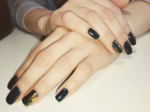 Чорний манікюр із фольгою золотом, фото - Нігтьова студія Nice Nails