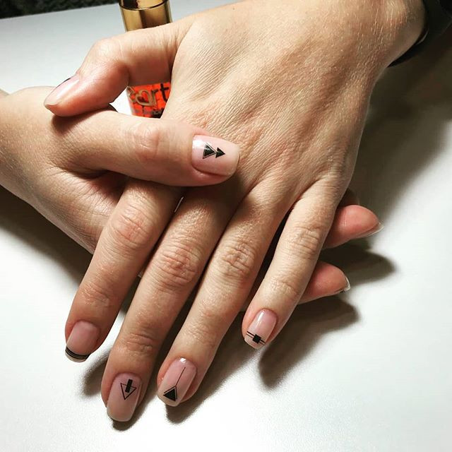 Манікюр на короткі нігті нюдовий з малюнком, фото - Нігтьова студія Nice Nails