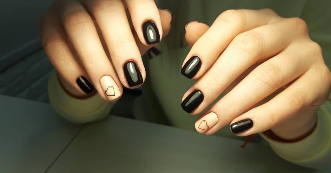 Черный маникюр бежевый с сердечками, фото - Ногтевая студия Beautynails