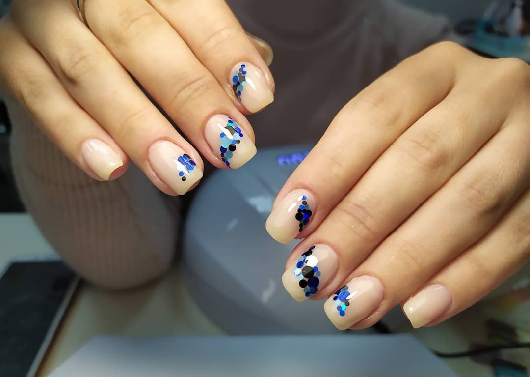 Нюдовый маникюр с блестками разноцветный, фото - Ногтевая студия Beautynails