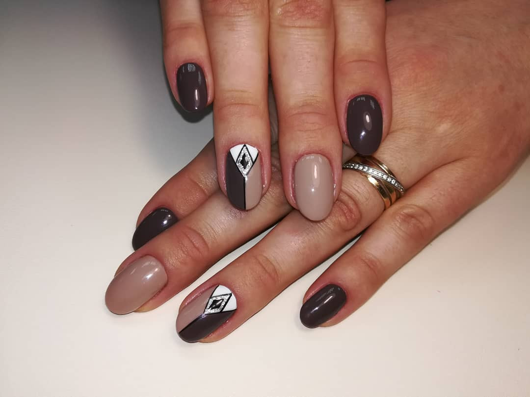 Нюдовий манікюр геометрія коричневий, фото - Нігтьова студія Beautynails