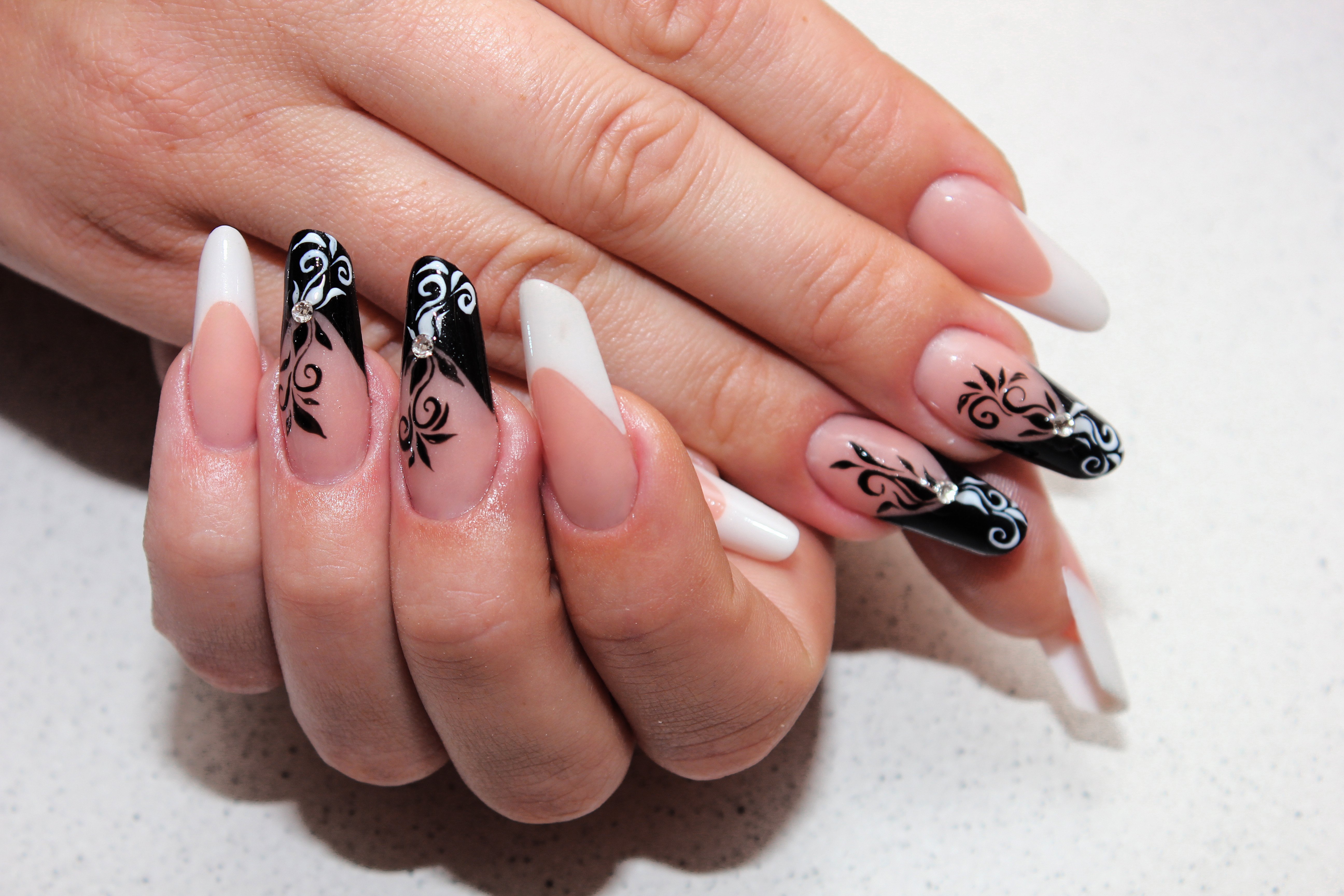 Білий манікюр французький з малюнком, фото - Майстер манікюру Лилия Силенко