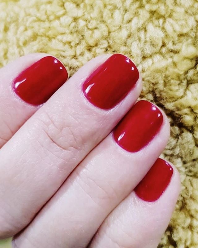 Класичний манікюр червоний на короткі нігті, фото - Студія краси Air Beauty Studio