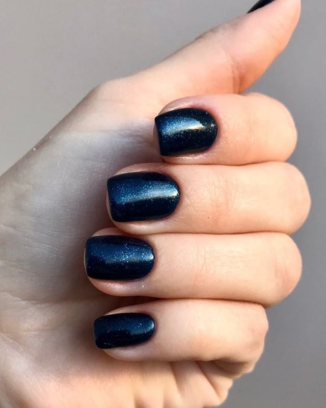 Манікюр на короткі нігті синій котяче око, фото - Студія краси Simple