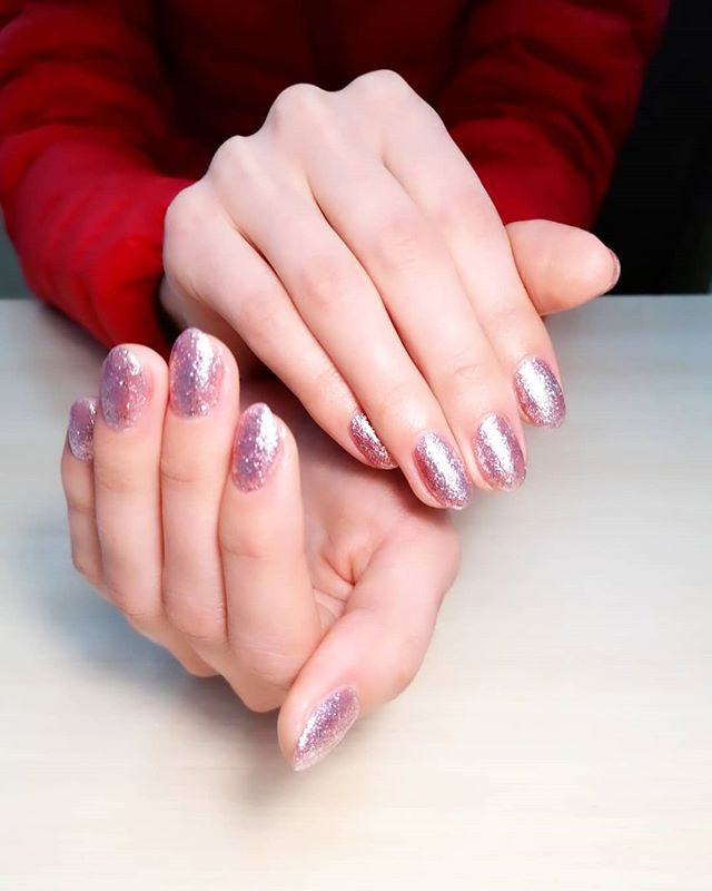 Манікюр з блискітками рожевий святковий, фото - Нігтьова студія Nail-Studio