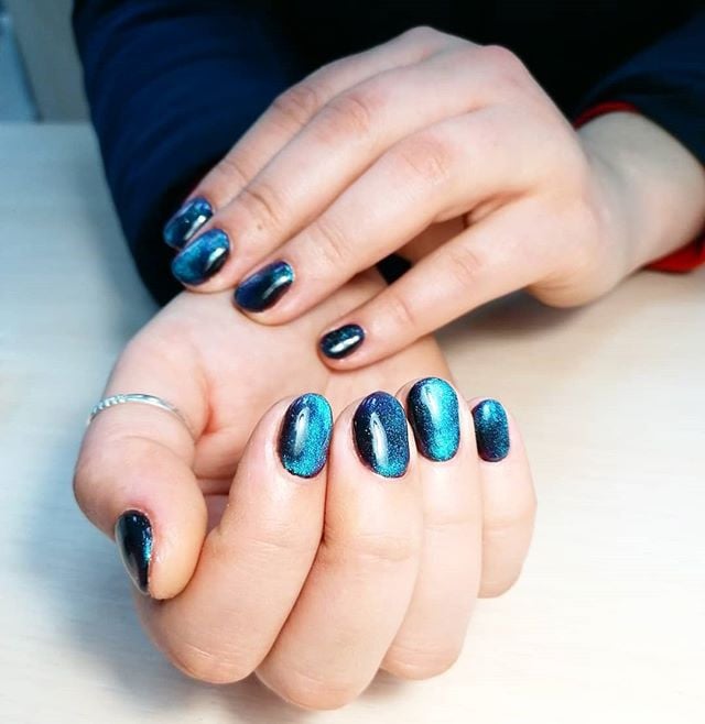 Синій манікюр котяче око темний, фото - Нігтьова студія Nail-Studio