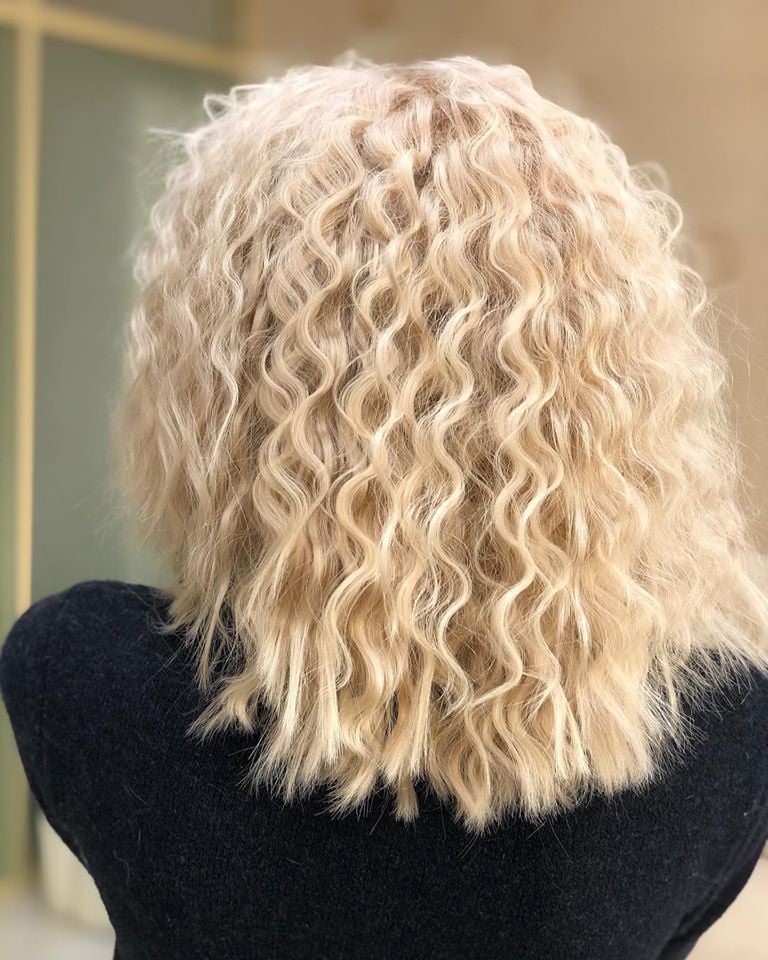 Стрижка на средние волосы блонд золотистый, фото - Студия красоты Mary Beauty Studio