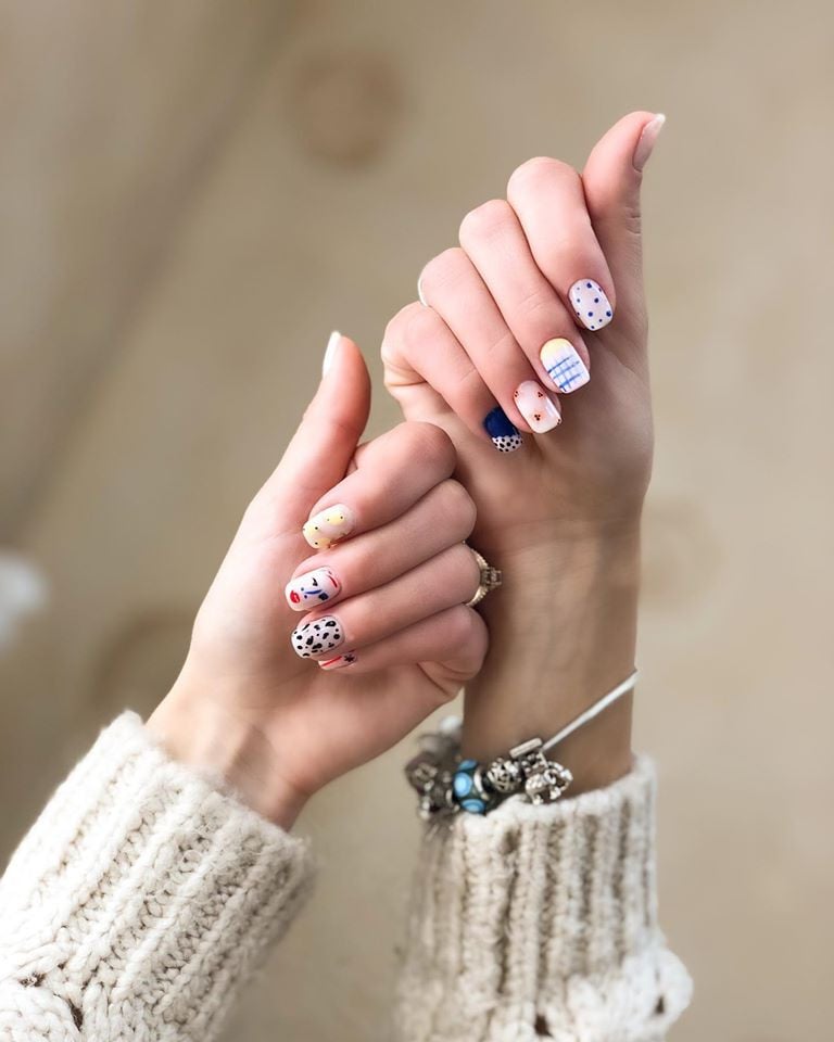 Манікюр з малюнком яскравий різнокольоровий, фото - Студія краси Mary Beauty Studio