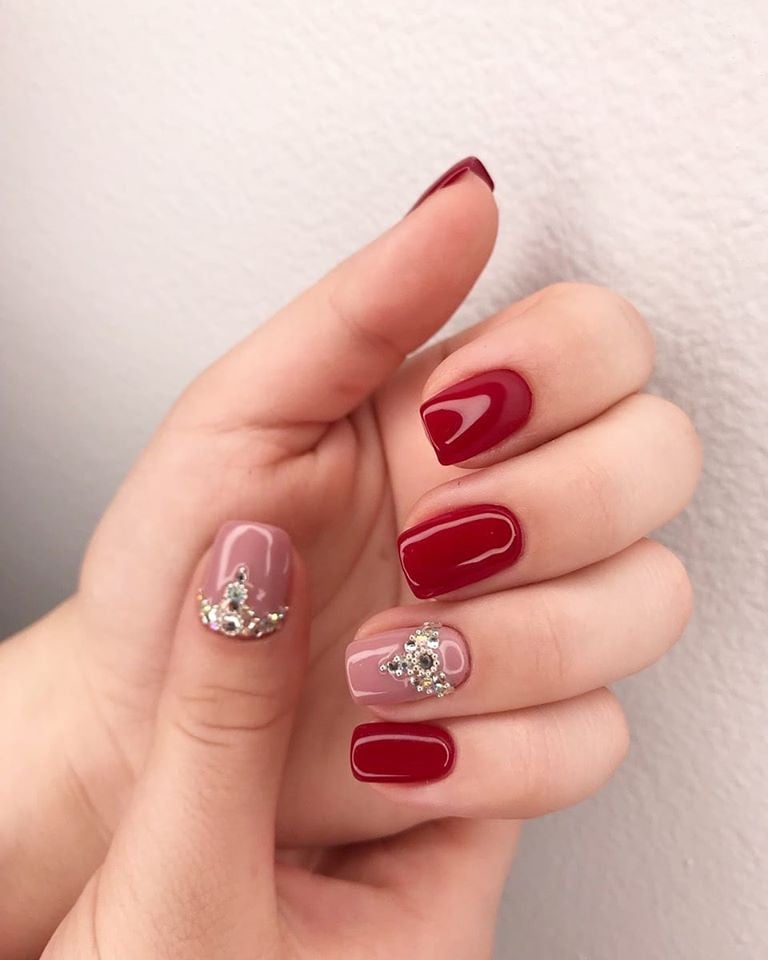Красный маникюр на короткие ногти разноцветный, фото - Студия красоты Qstyle