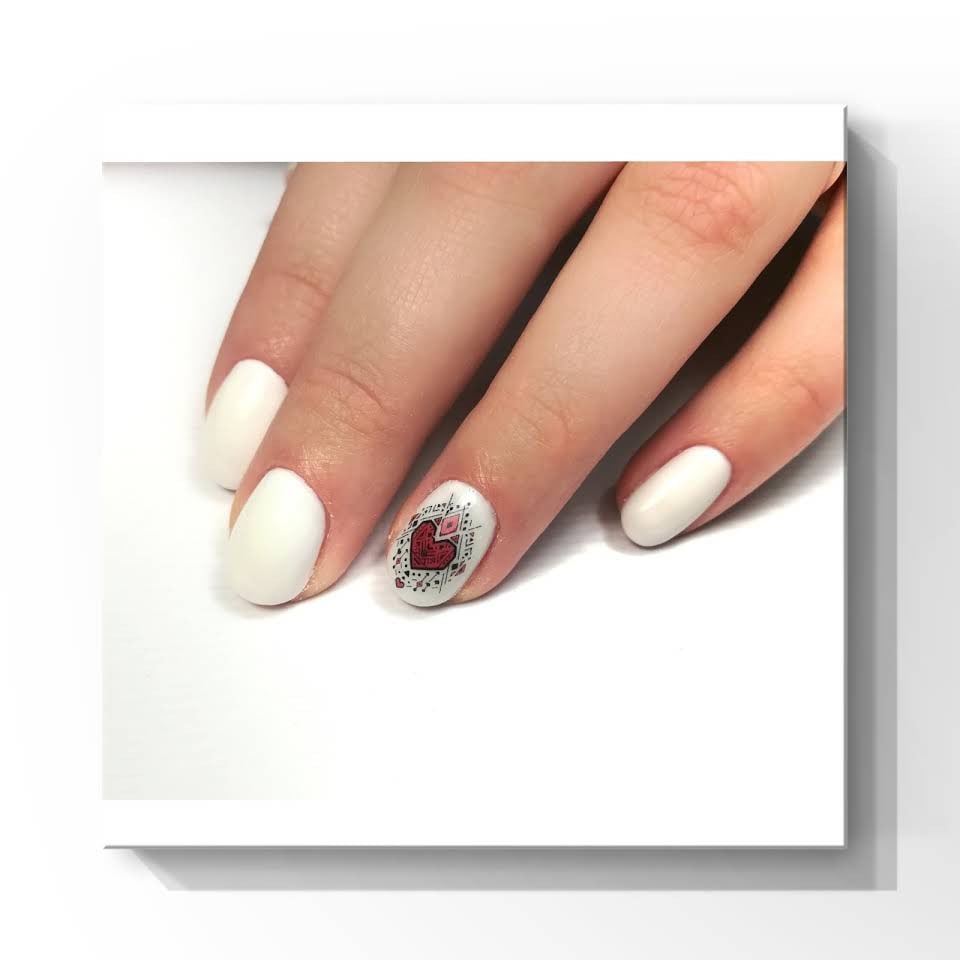 Білий манікюр з малюнком із серцями, фото - Нігтьова студія UMAX-Nails