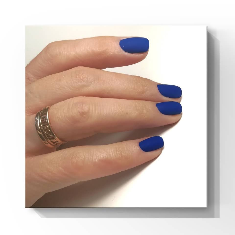 Манікюр на короткі нігті синій матовий, фото - Нігтьова студія UMAX-Nails