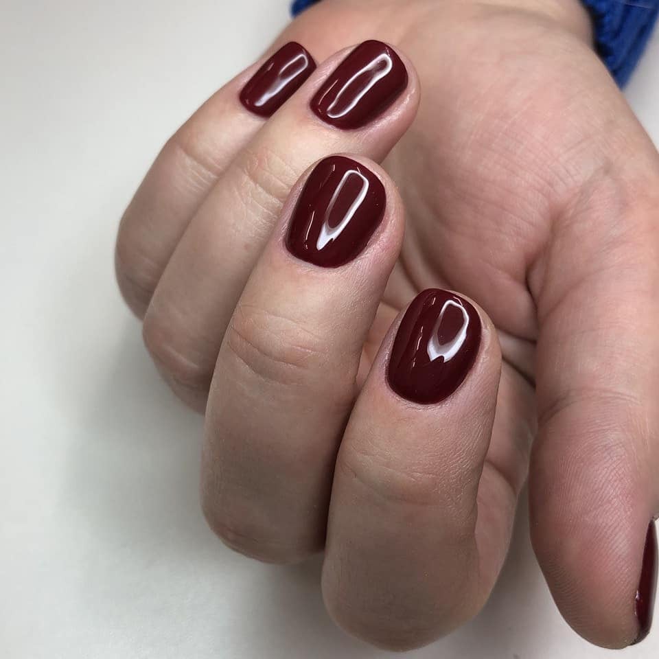 Класичний манікюр бордовий однотонний (монохромний), фото - Студія краси Kontraktova Beauty
