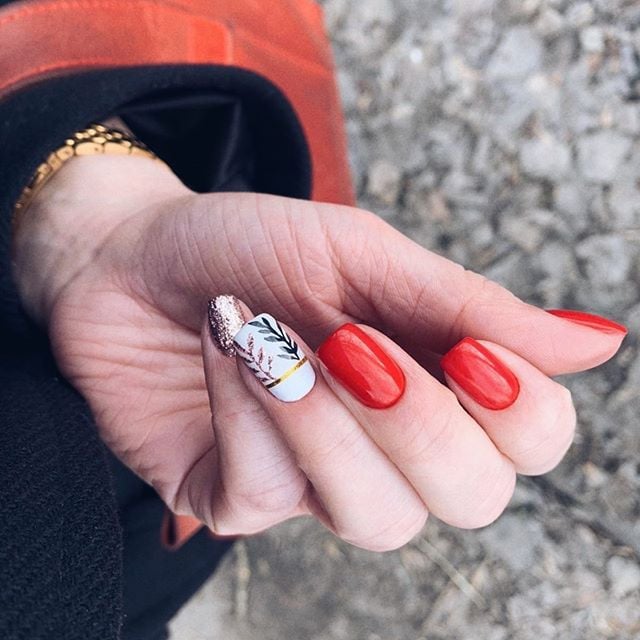 Червоний манікюр з блискітками малюнком, фото - Нігтьова студія Nailsflow