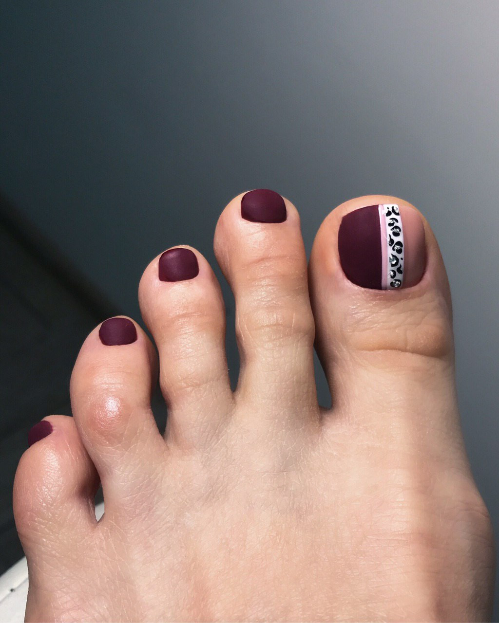 Педикюр красивый с дизайном, фото - Ногтевая студия Shablevskaya Nails