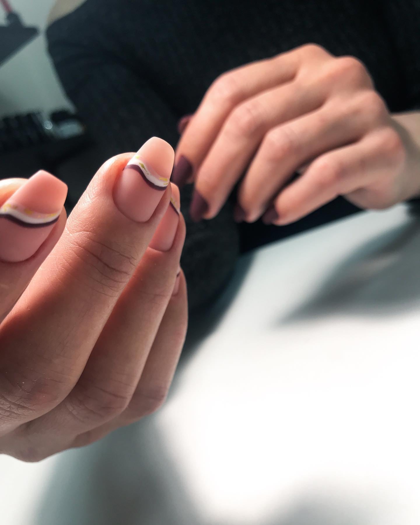 Нюдовий манікюр з малюнком абстракція, фото - Нігтьова студія Shablevskaya Nails