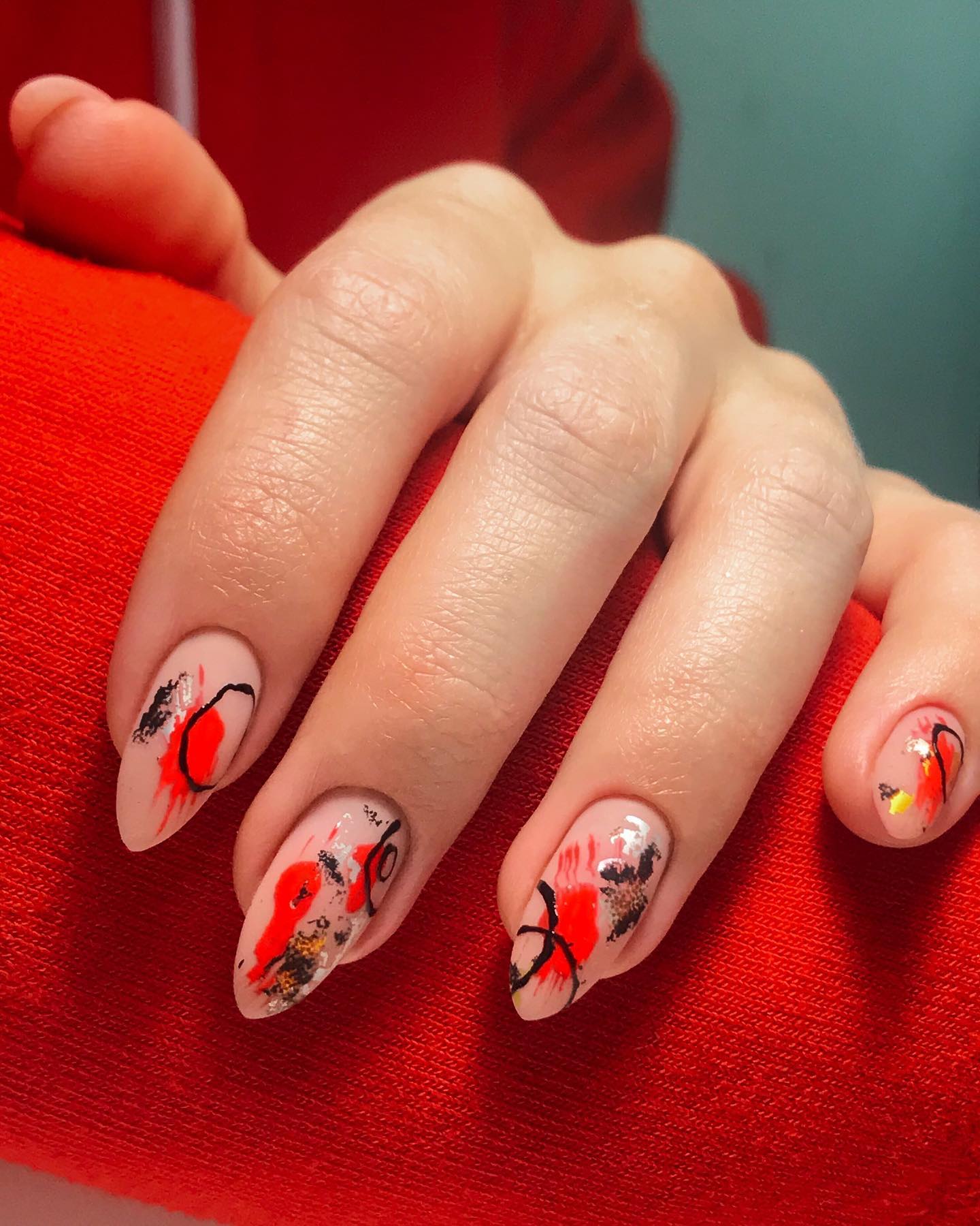 Нюдовый маникюр с рисунком абстракция, фото - Ногтевая студия Shablevskaya Nails