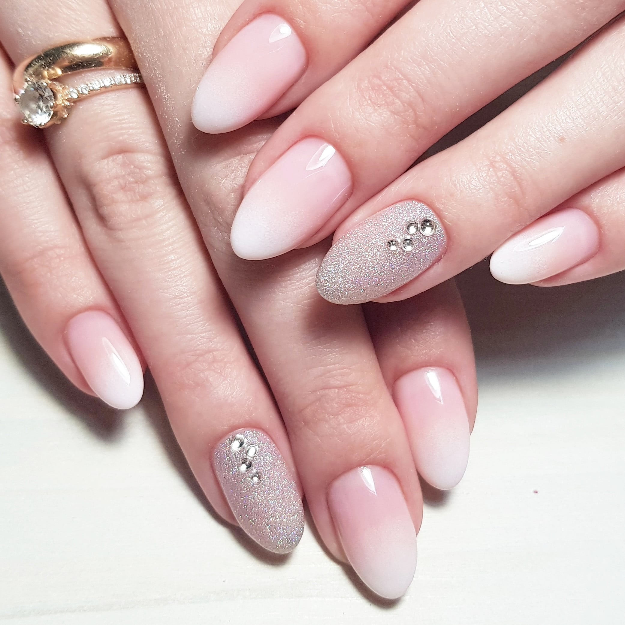 Нежный маникюр нюдовый с блестками, фото - Ногтевая студия Candy Beauty Bar