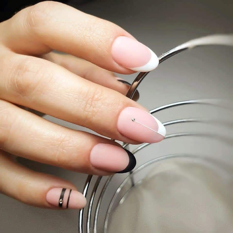 Білий манікюр французький чорний, фото - Майстер манікюру Юлия Иванова