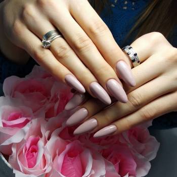 Нарощування нігтів