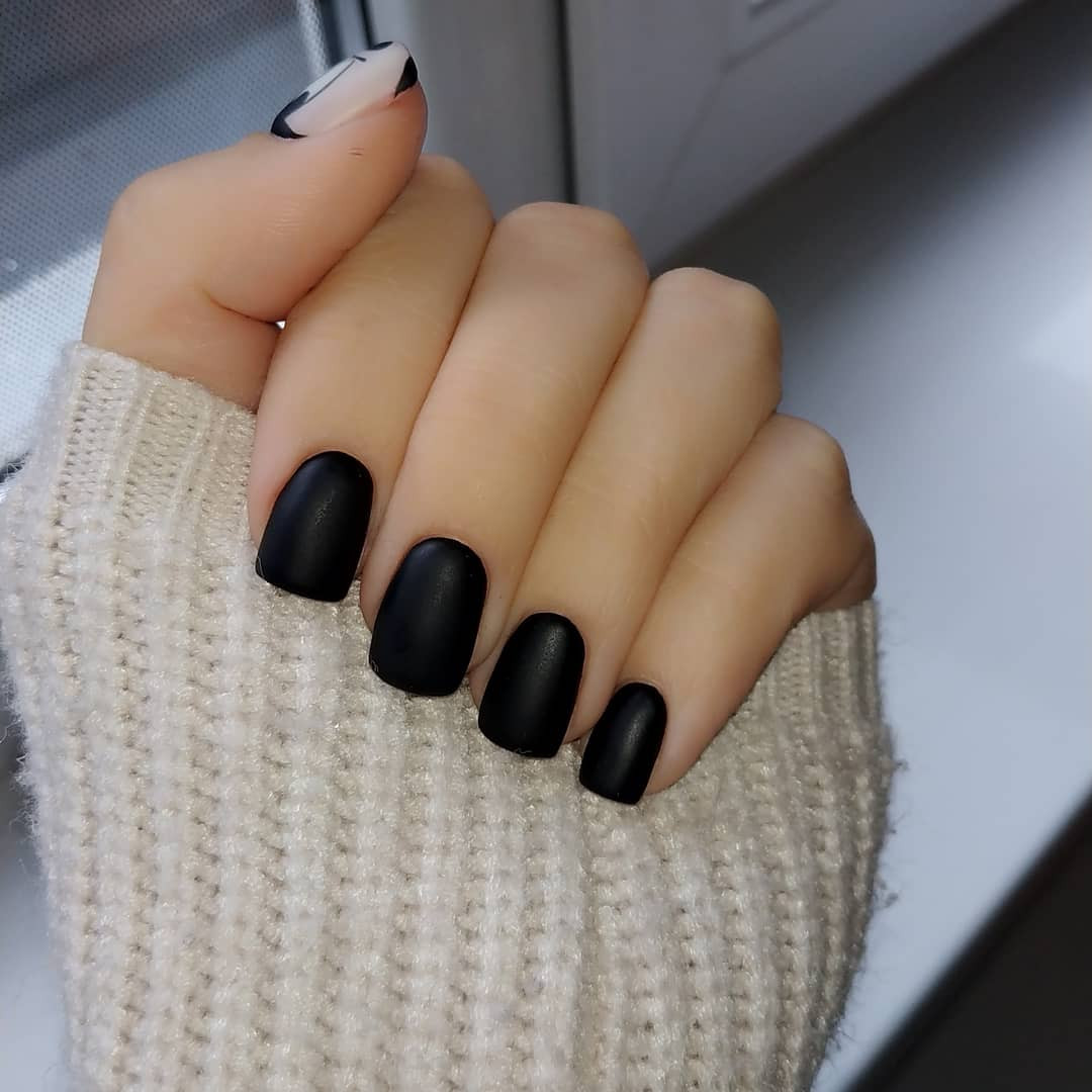 Маникюр на короткие ногти черный матовый, фото - Мастер маникюра Надежда