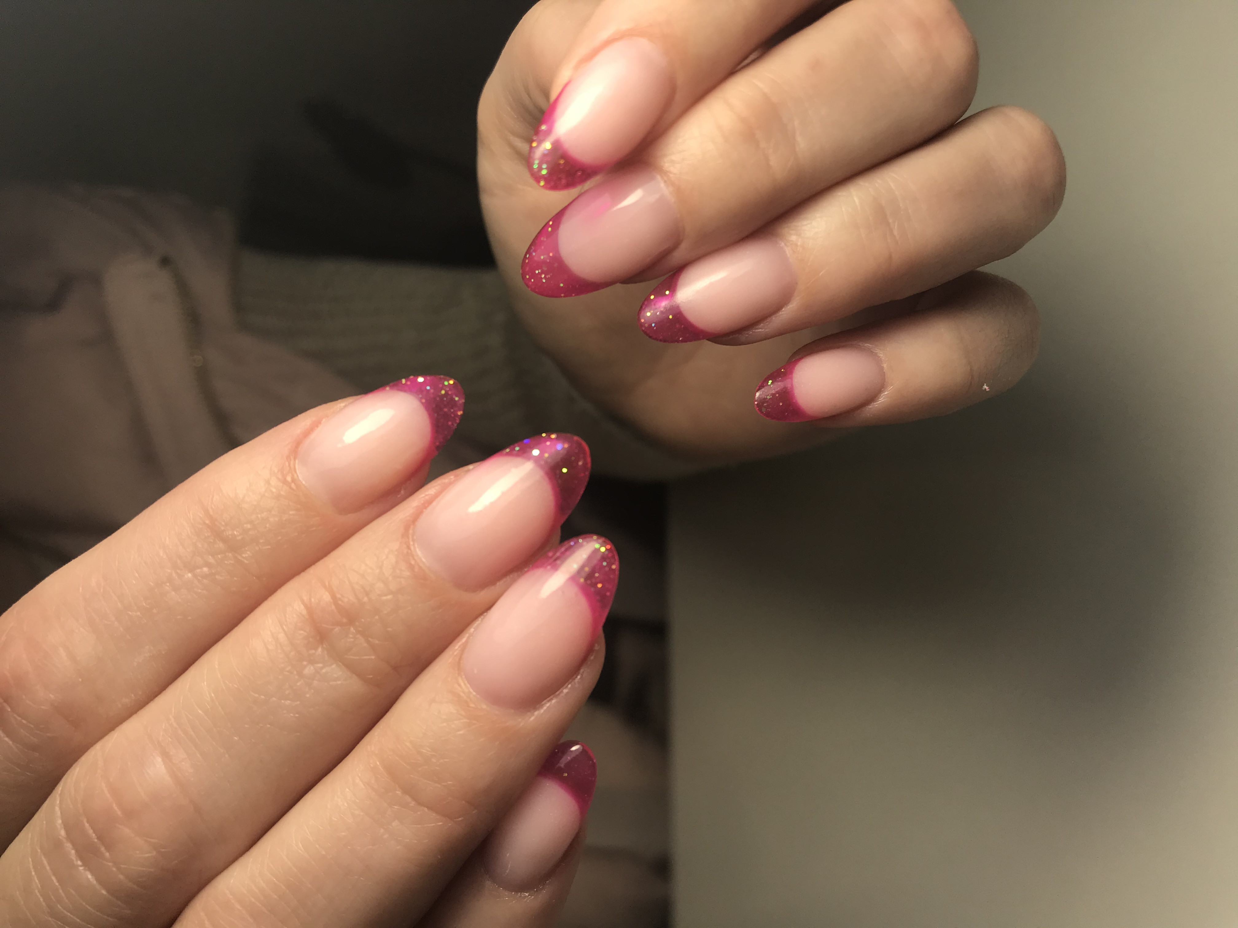 Французький манікюр з блискітками рожевий, фото - Нігтьова студія The Nail Room