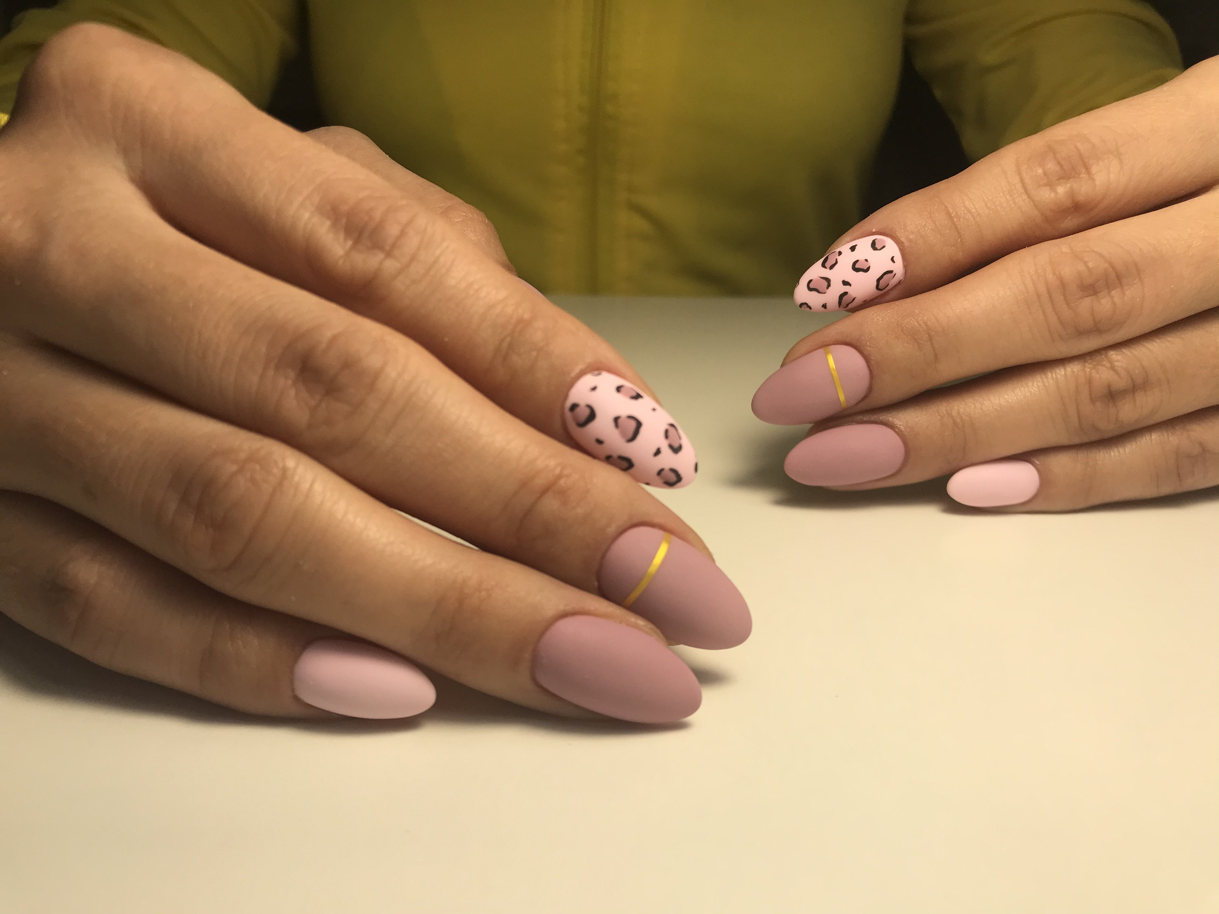 Манікюр з малюнком матовий рожевий, фото - Нігтьова студія The Nail Room
