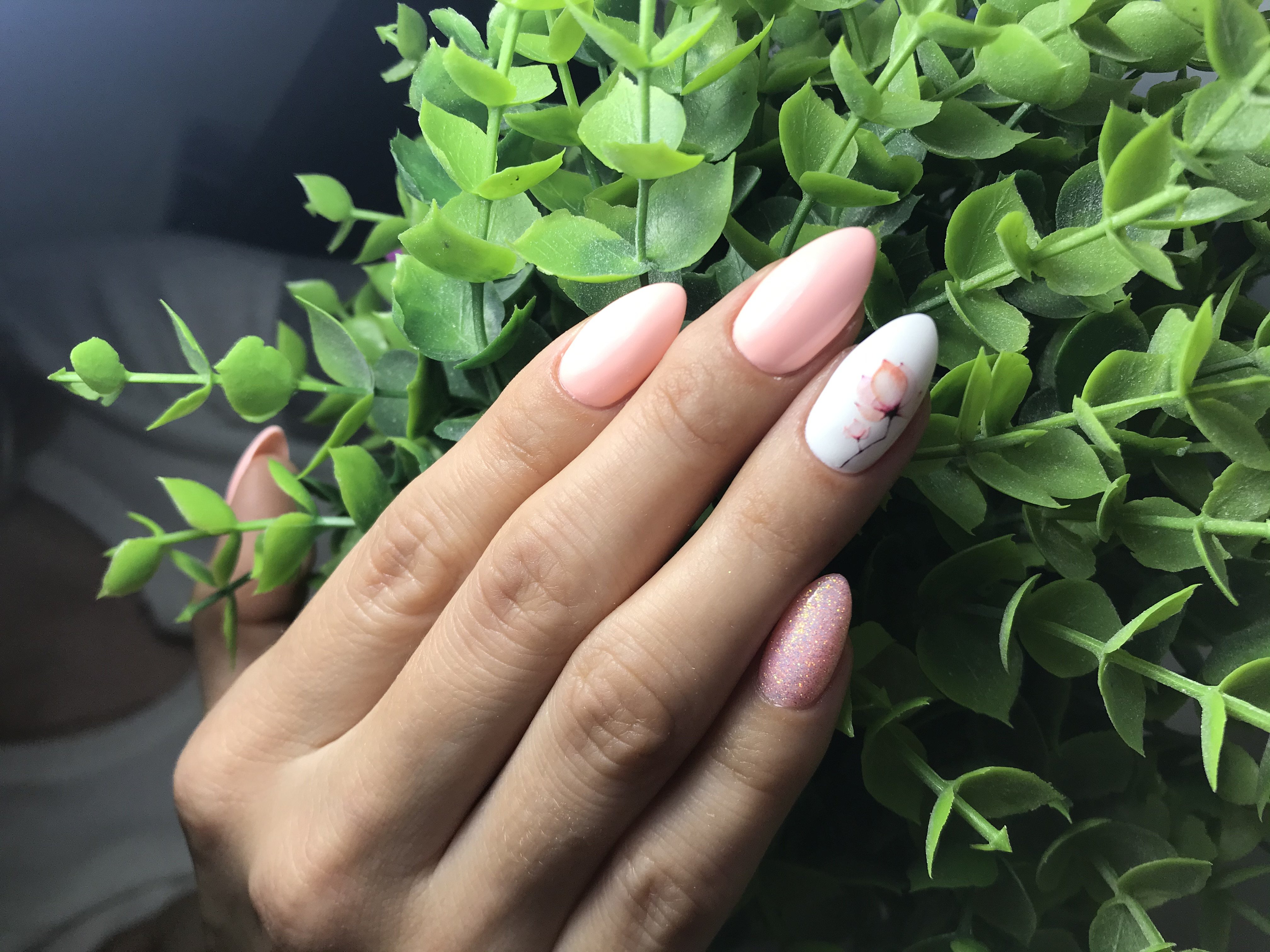 Ніжний манікюр нюдовий з малюнком, фото - Нігтьова студія The Nail Room