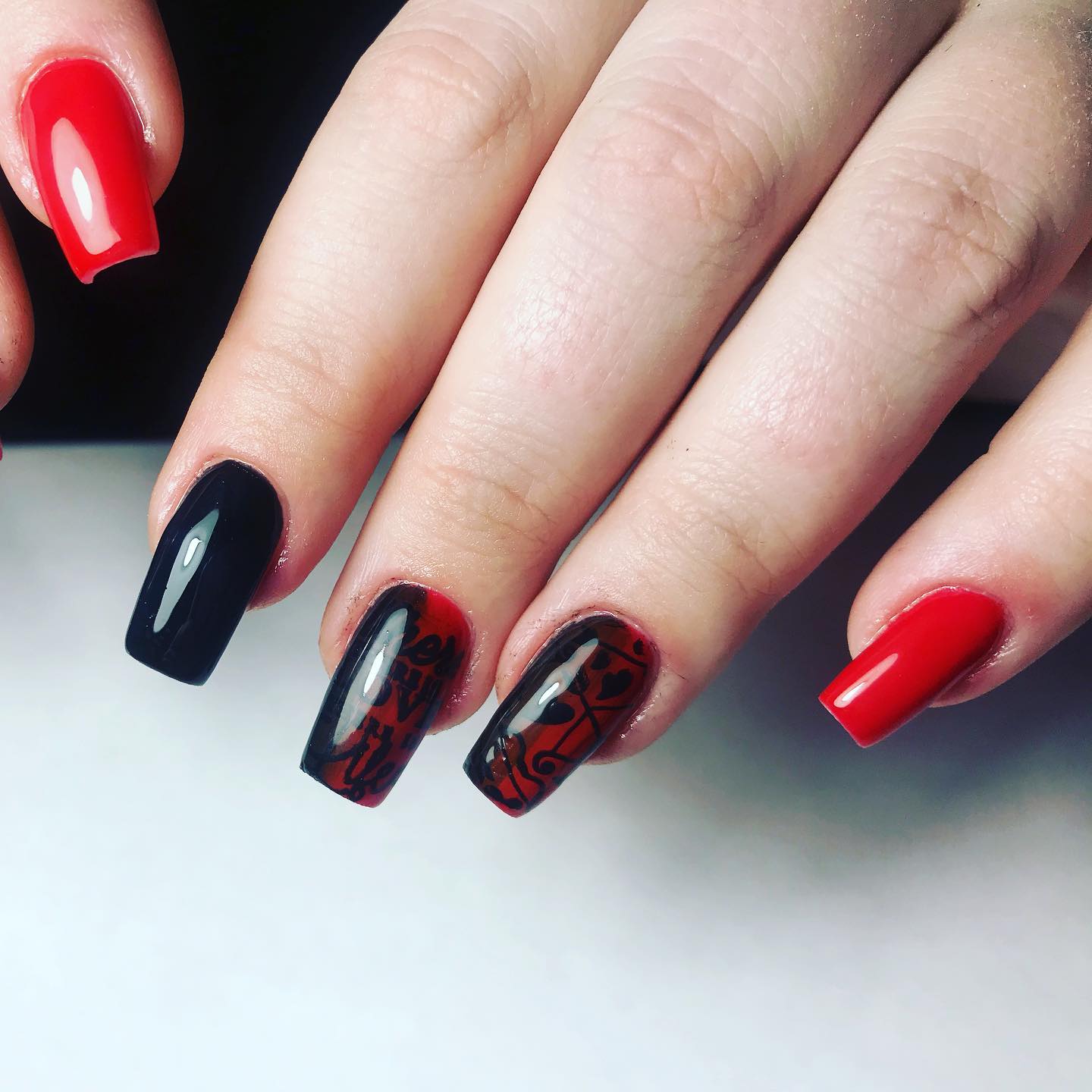 Красный маникюр с рисунком яркий, фото - Мастер маникюра Алена Кононенко