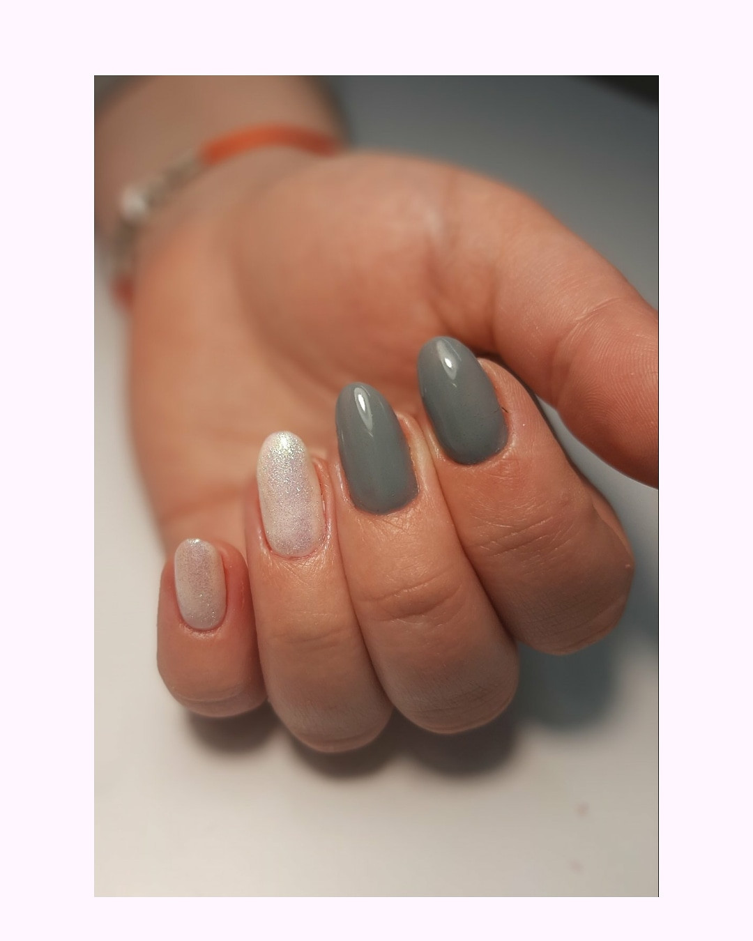 Серый маникюр на овальные ногти блестящий, фото - Мастер маникюра Алина