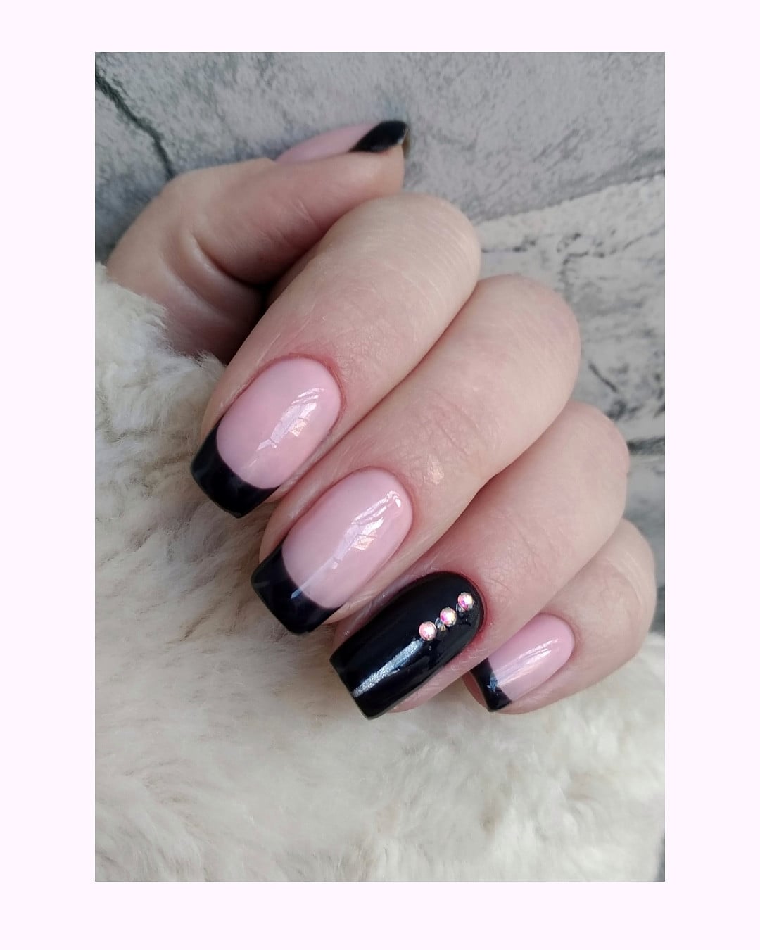 Чорний манікюр зі стразами з камінням, фото - Майстер манікюру Алина