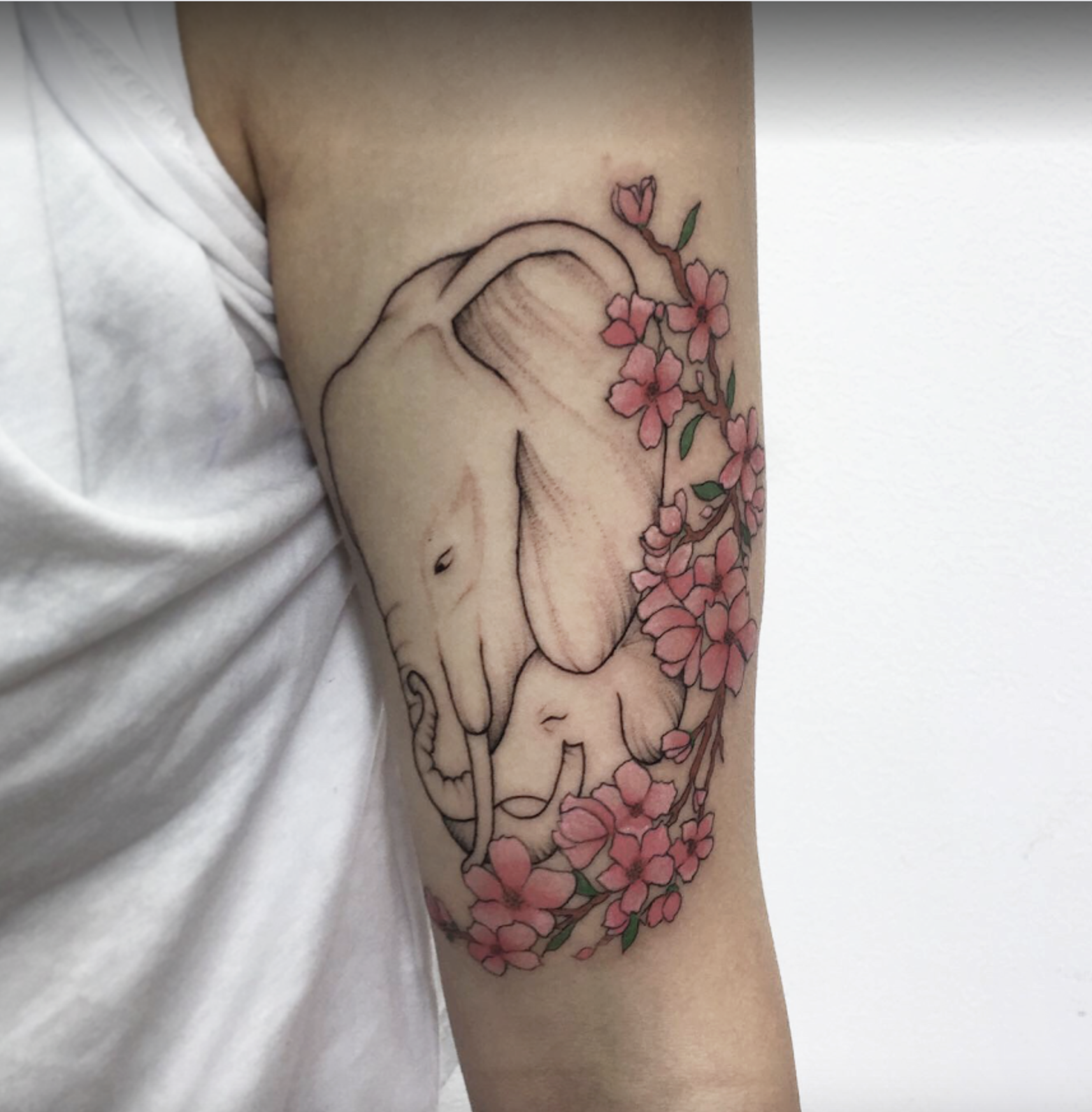 Для дівчат на руці кольорові, фото - Тату салон Cartel Tattoo