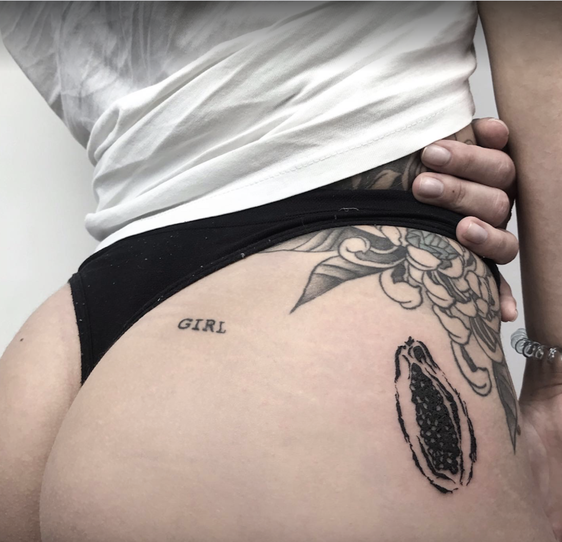 Для дівчат чорно-білі квіти, фото - Тату салон Cartel Tattoo