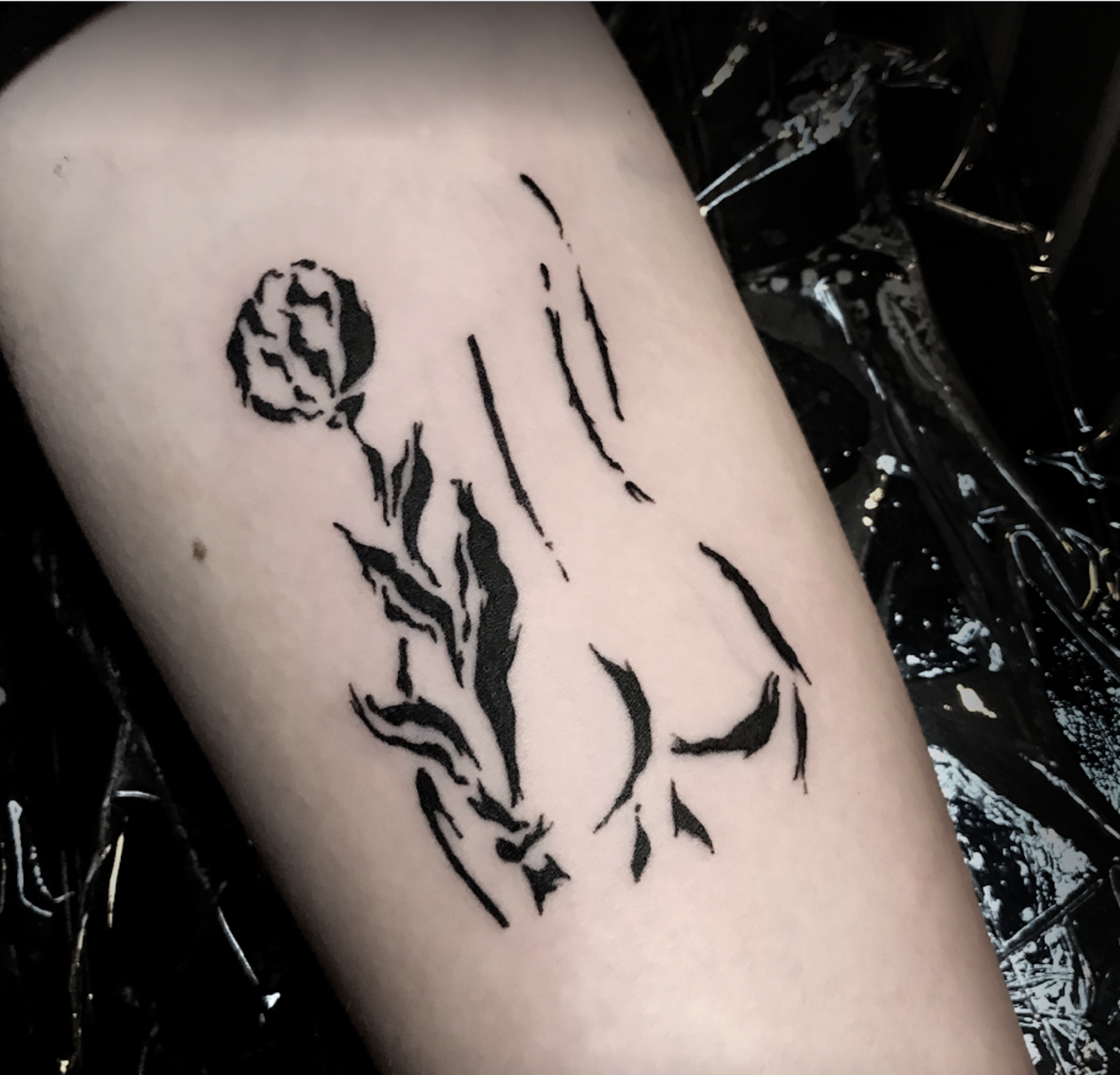 На руці передпліччі чорно-білі, фото - Тату салон Cartel Tattoo