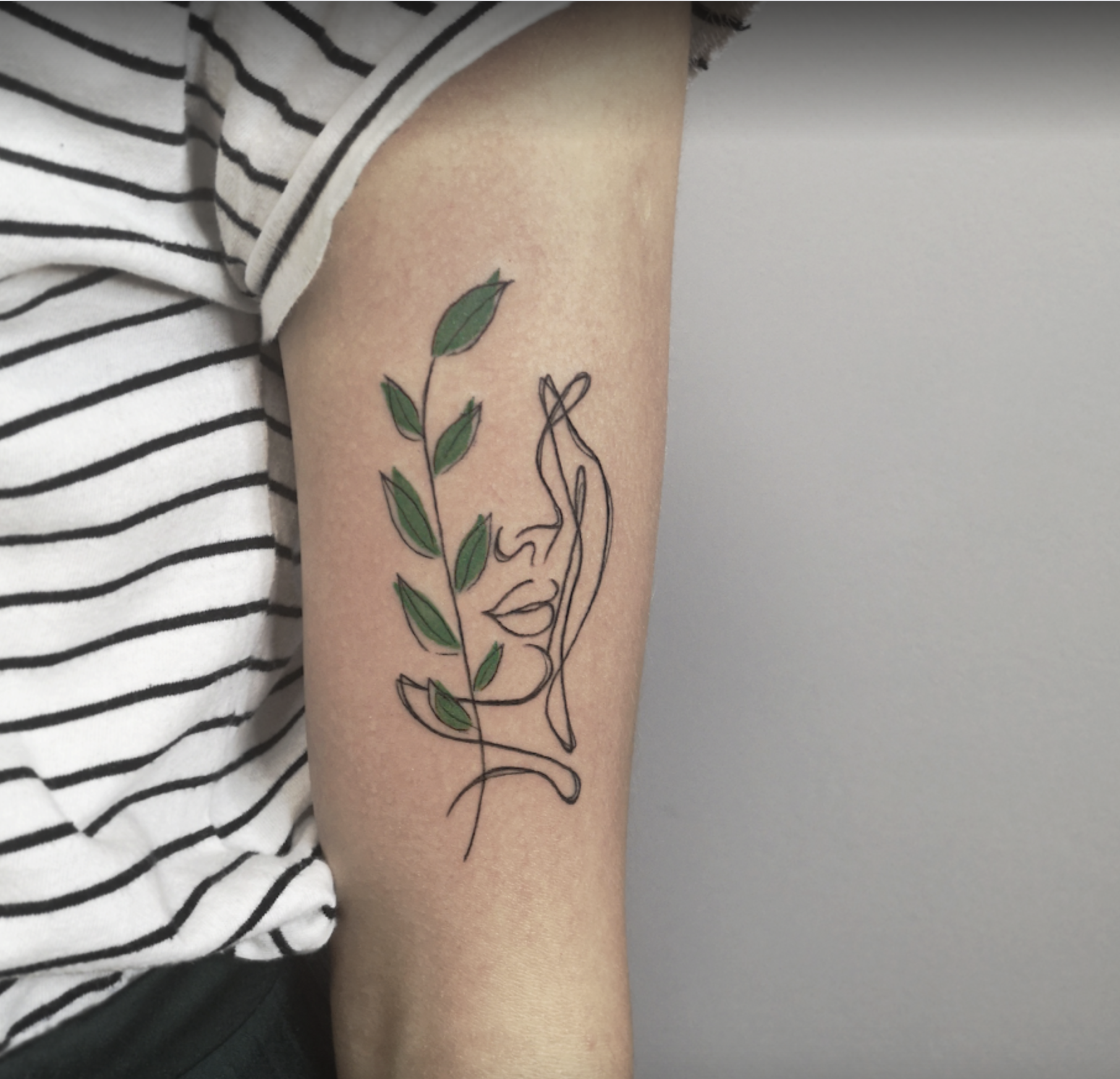 Женские на руке цветные, фото - Тату салон Cartel Tattoo