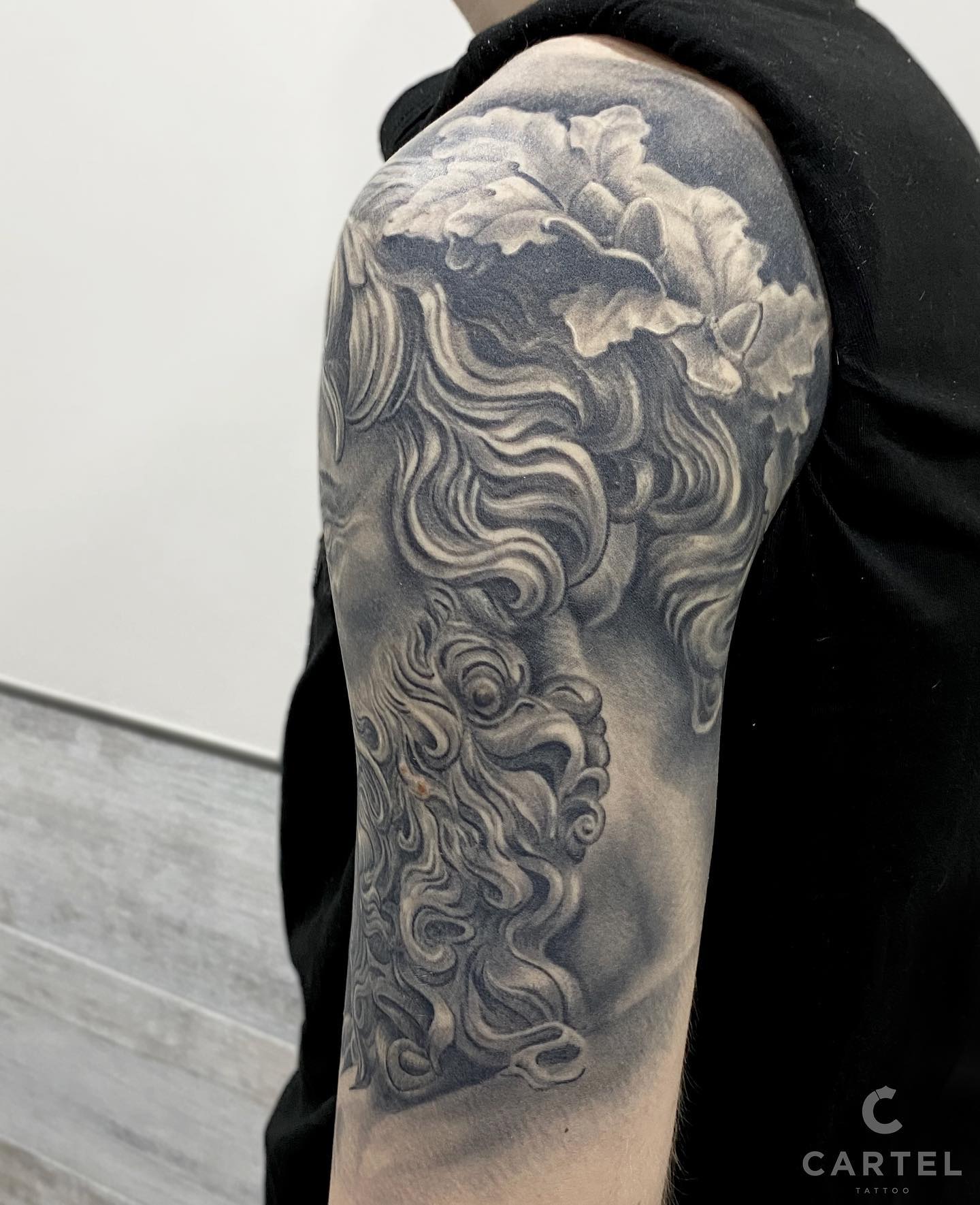 Для хлопців на руці плечі, фото - Тату салон Cartel Tattoo
