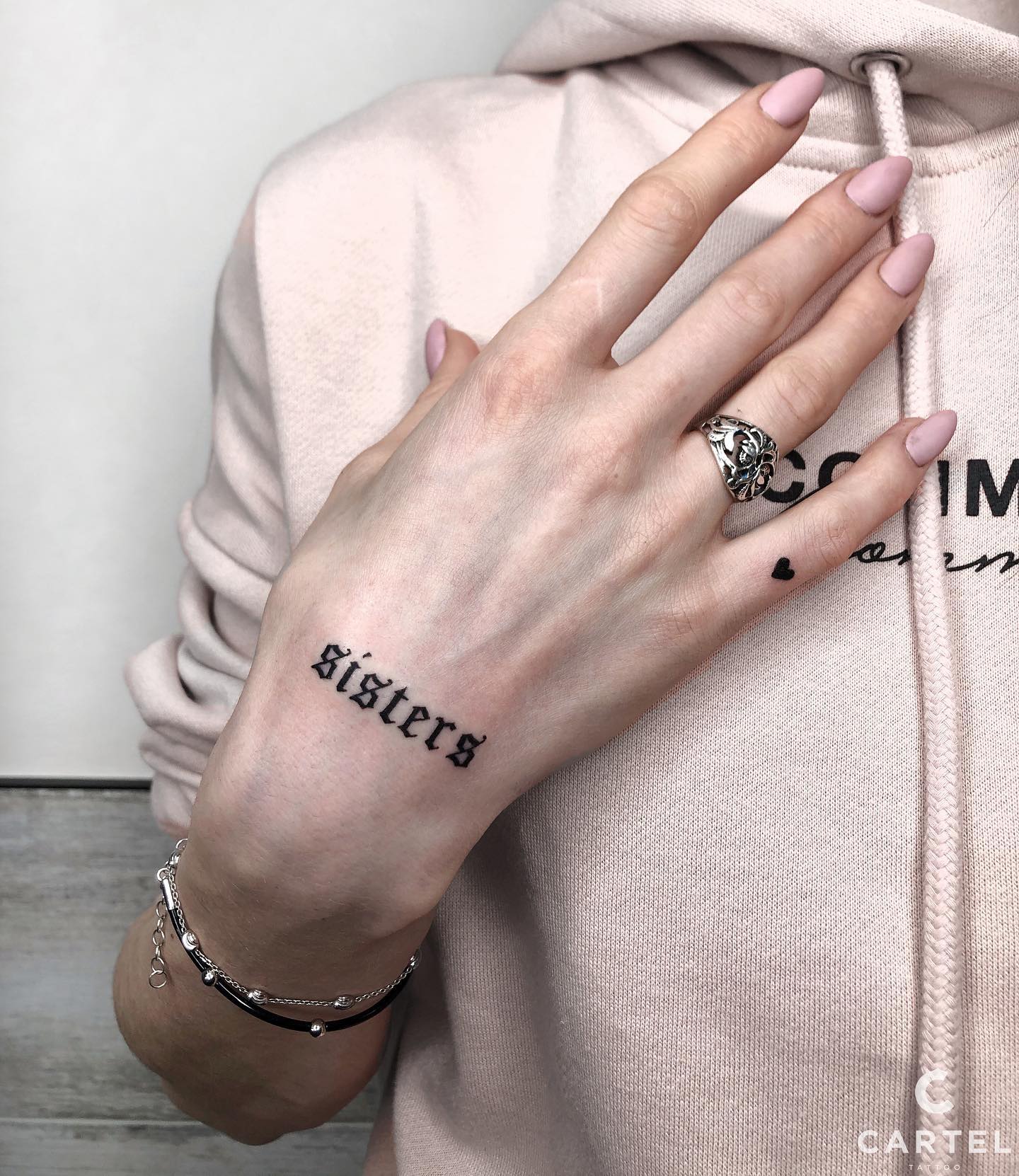 Женские черно-белые на кисти, фото - Тату салон Cartel Tattoo