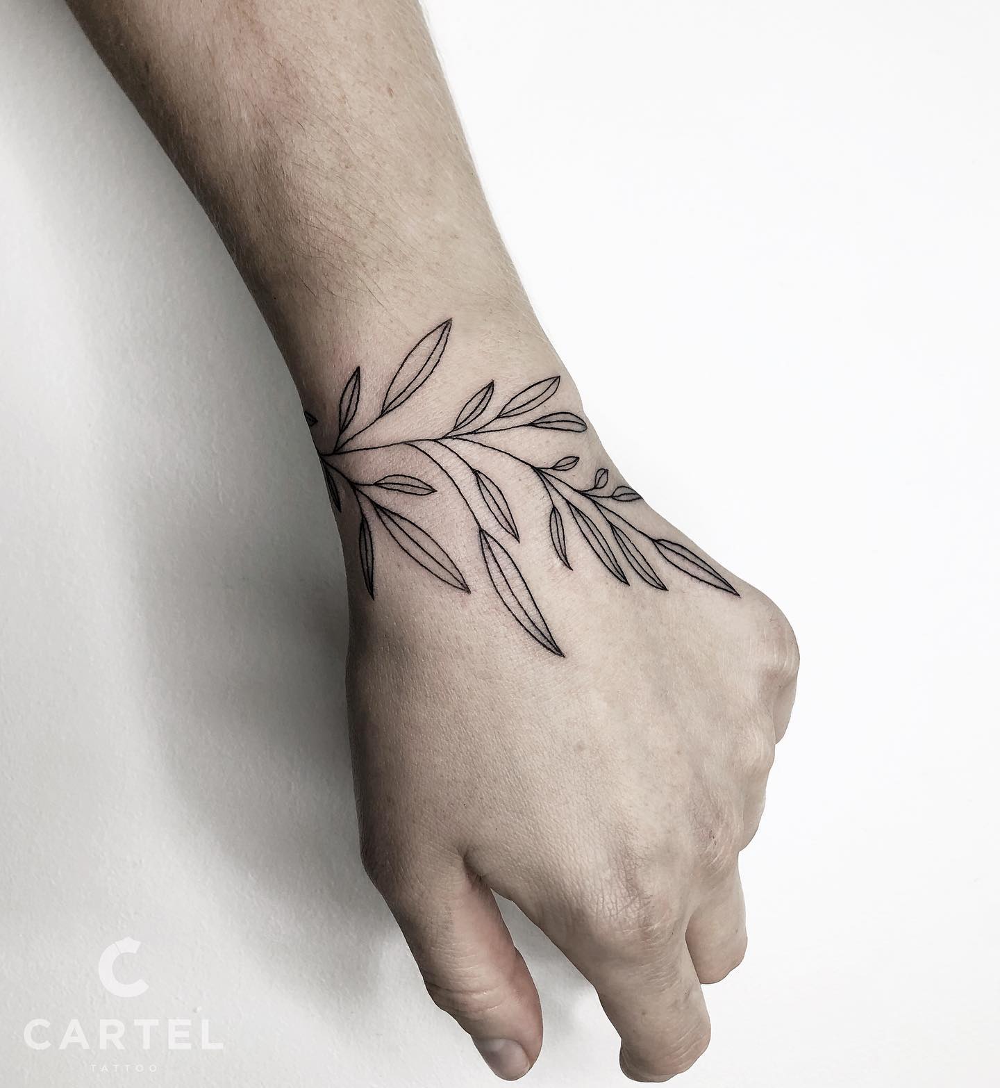 Женские на запястье черно-белые, фото - Тату салон Cartel Tattoo