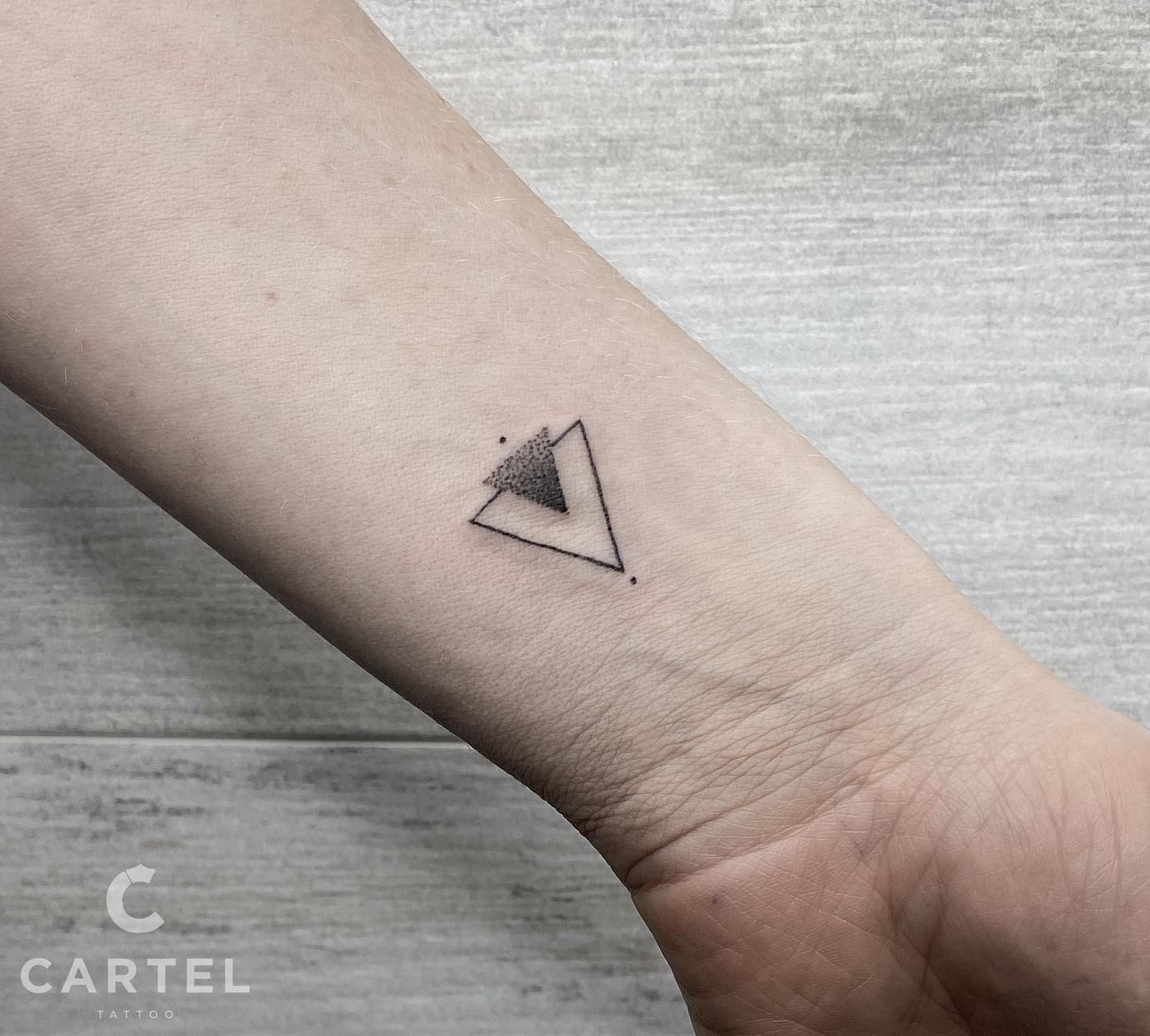 На зап'ясті чорно-білі мінімалізм, фото - Тату салон Cartel Tattoo