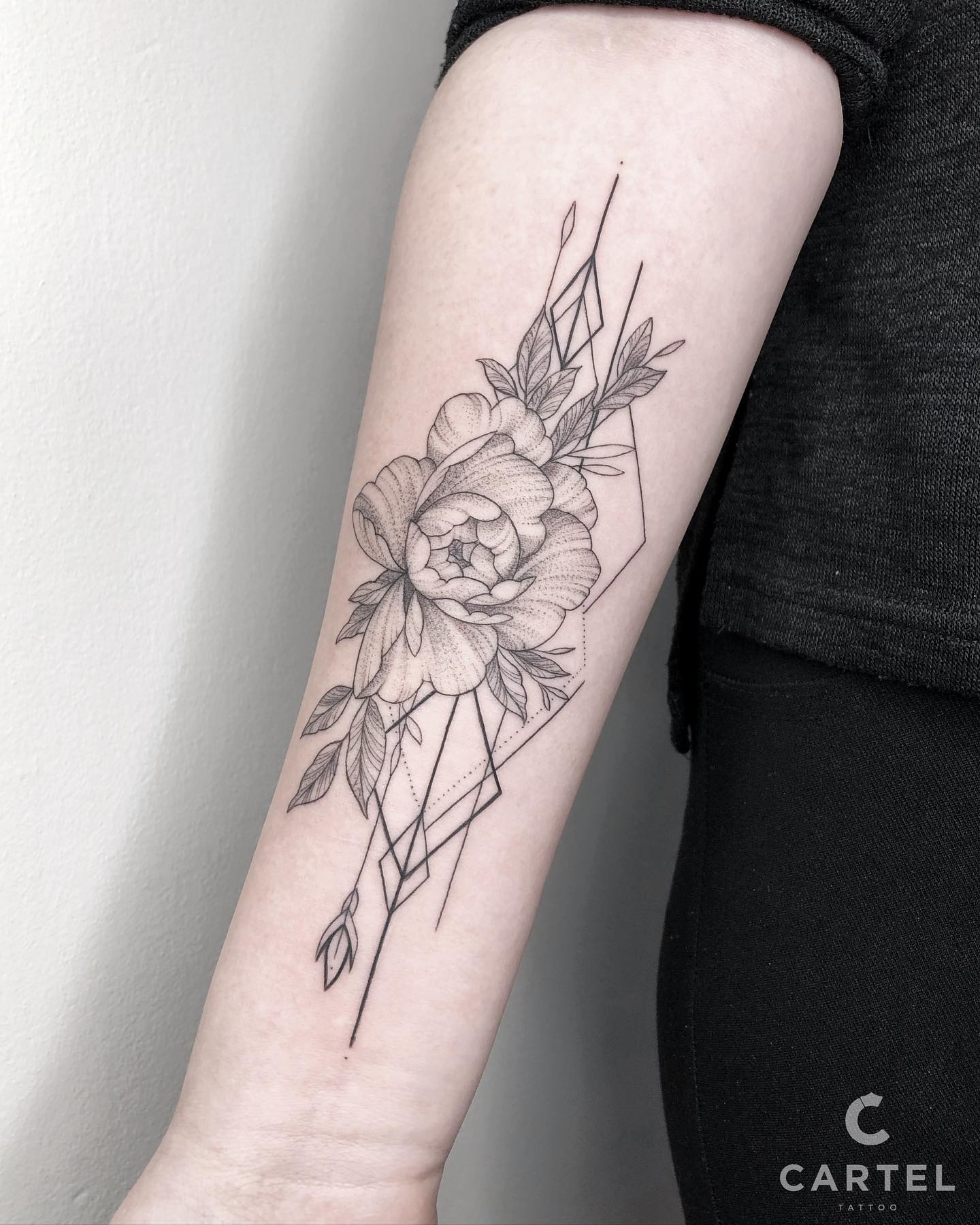 Женские на предплечье черно-белые, фото - Тату салон Cartel Tattoo