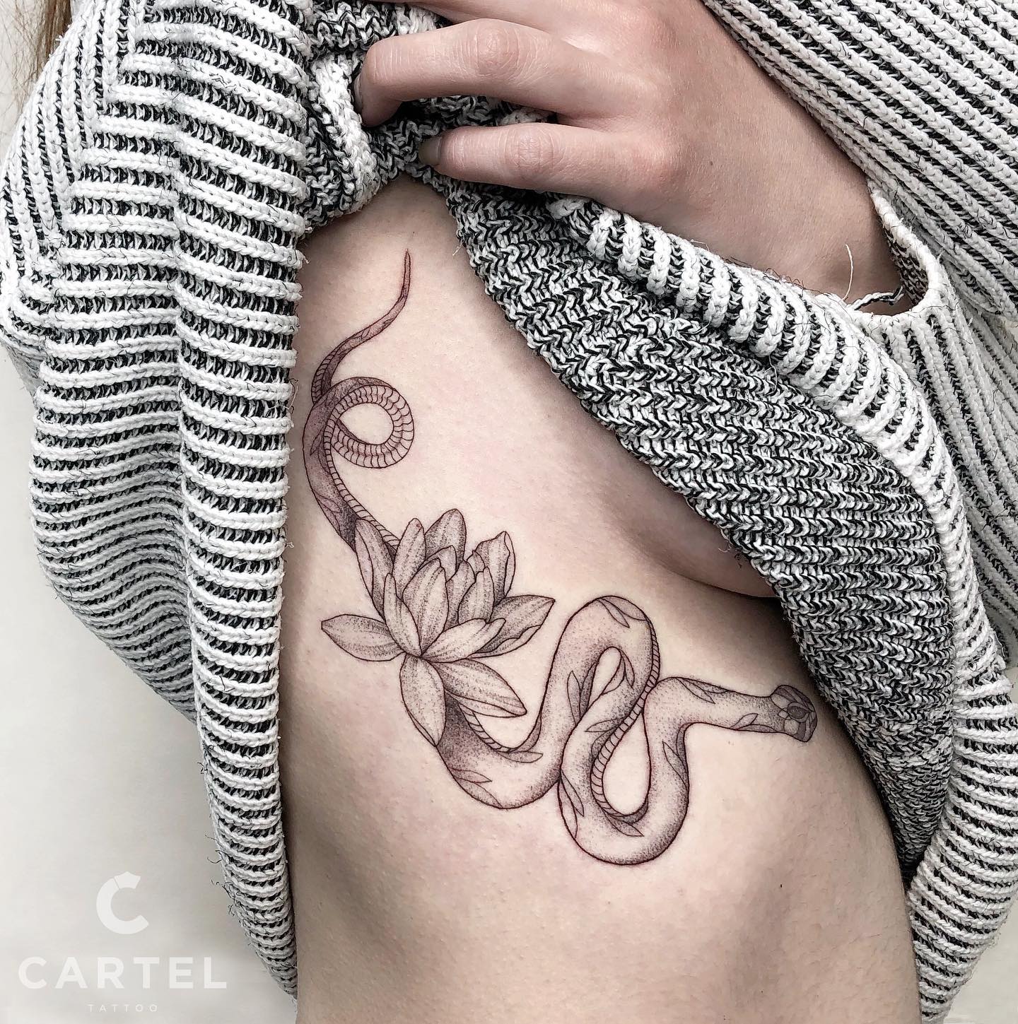 Женские змея черно-белые, фото - Тату салон Cartel Tattoo
