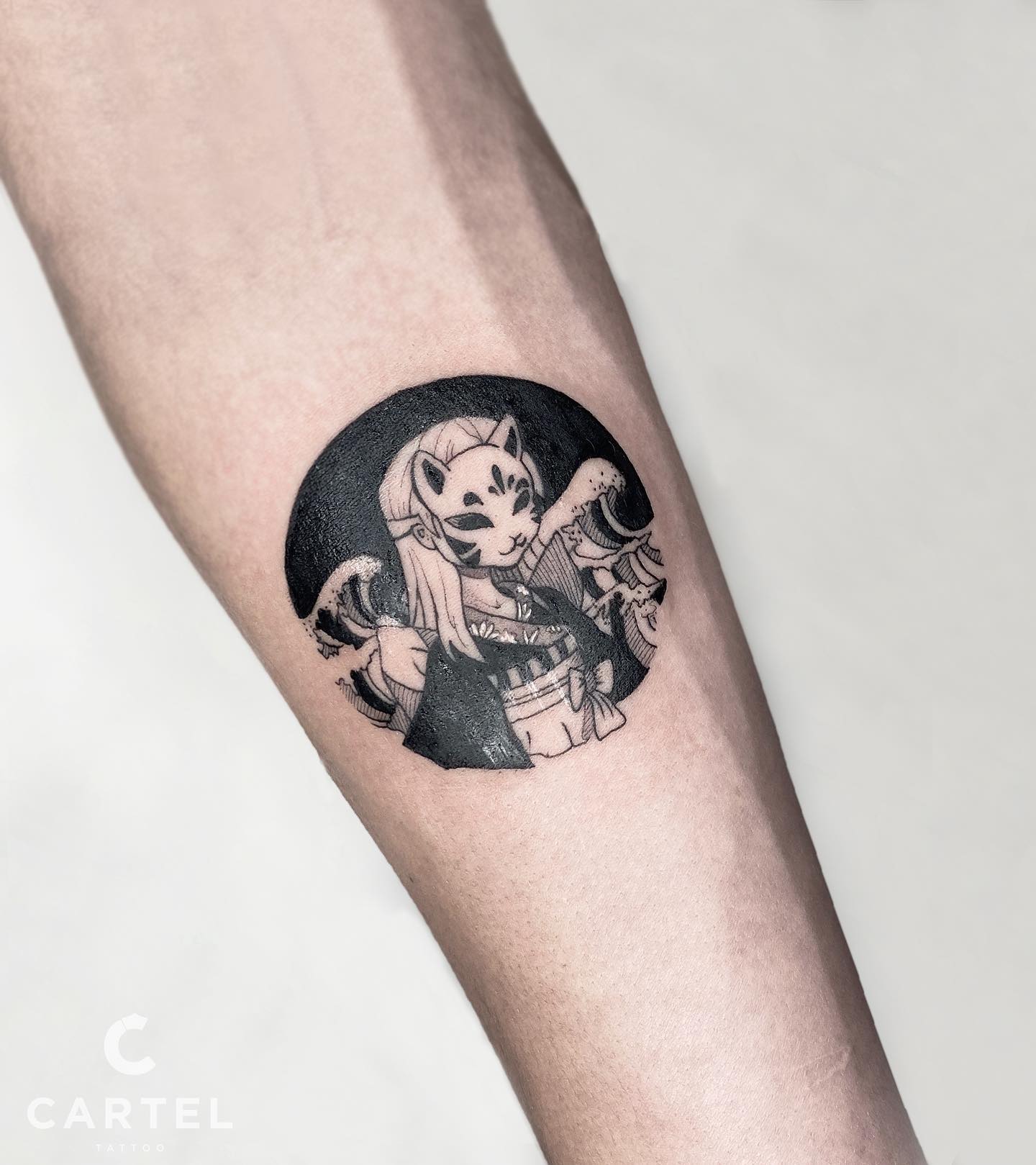 Мужские на предплечье черно-белые, фото - Тату салон Cartel Tattoo