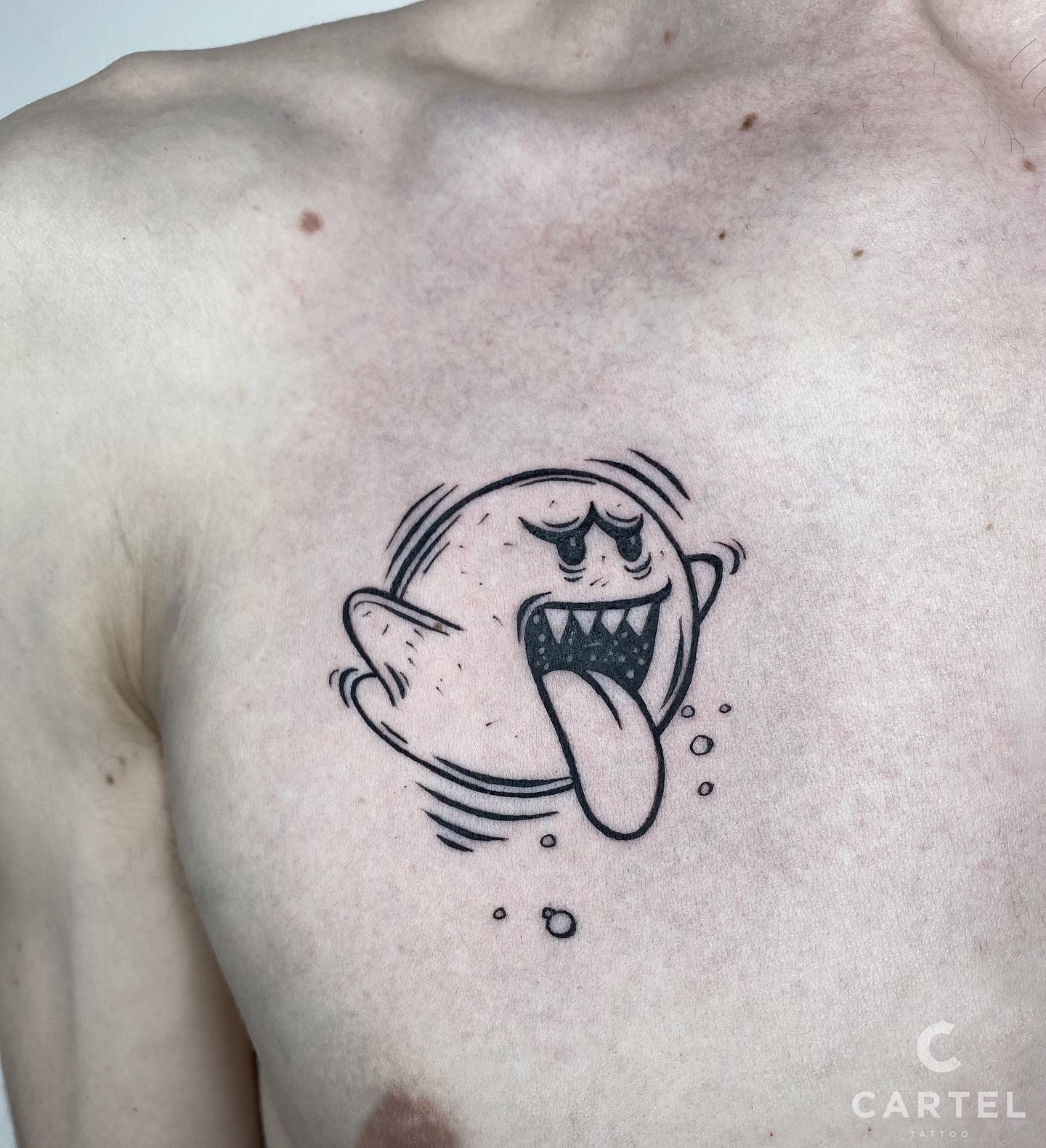 Мужские черно-белые на груди, фото - Тату салон Cartel Tattoo