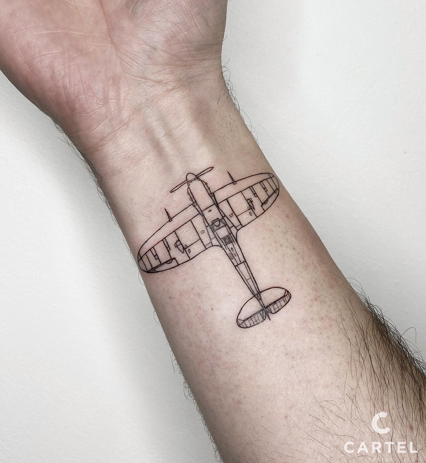Мужские на запястье черно-белые, фото - Тату салон Cartel Tattoo