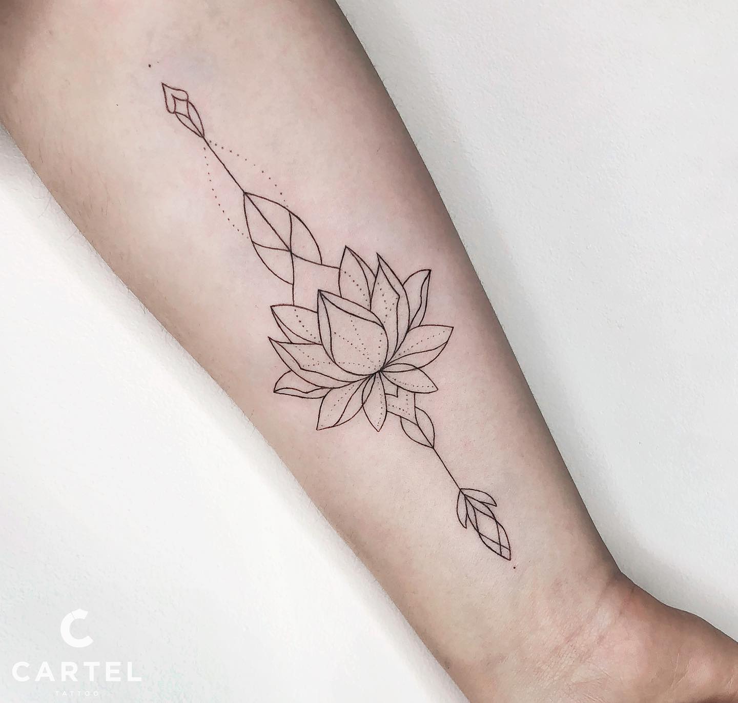 Женские на предплечье черно-белые, фото - Тату салон Cartel Tattoo