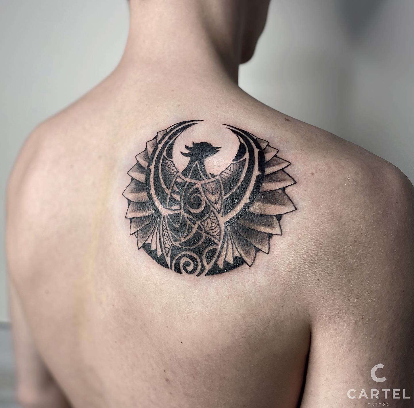 Мужские черно-белые на спине, фото - Тату салон Cartel Tattoo