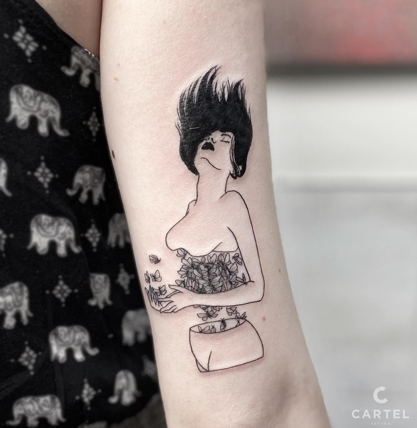 Женские на предплечье черно-белые, фото - Тату салон Cartel Tattoo