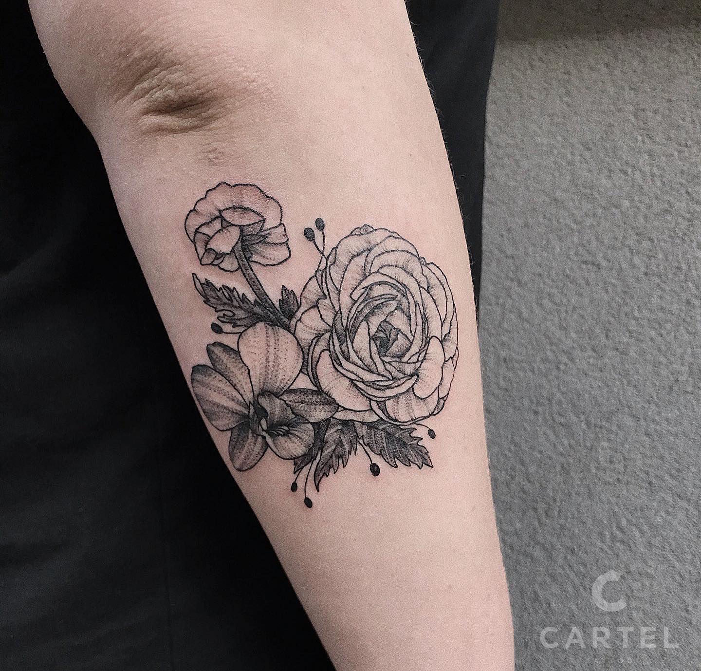 Женские на предплечье роза, фото - Тату салон Cartel Tattoo