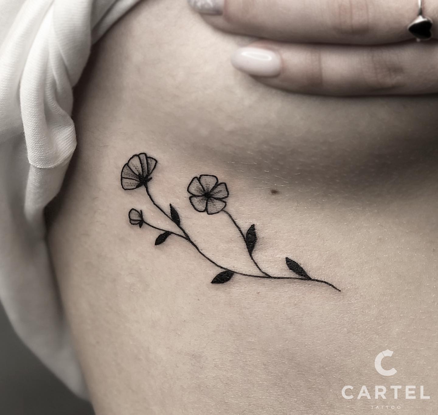 Женские черно-белые цветы, фото - Тату салон Cartel Tattoo
