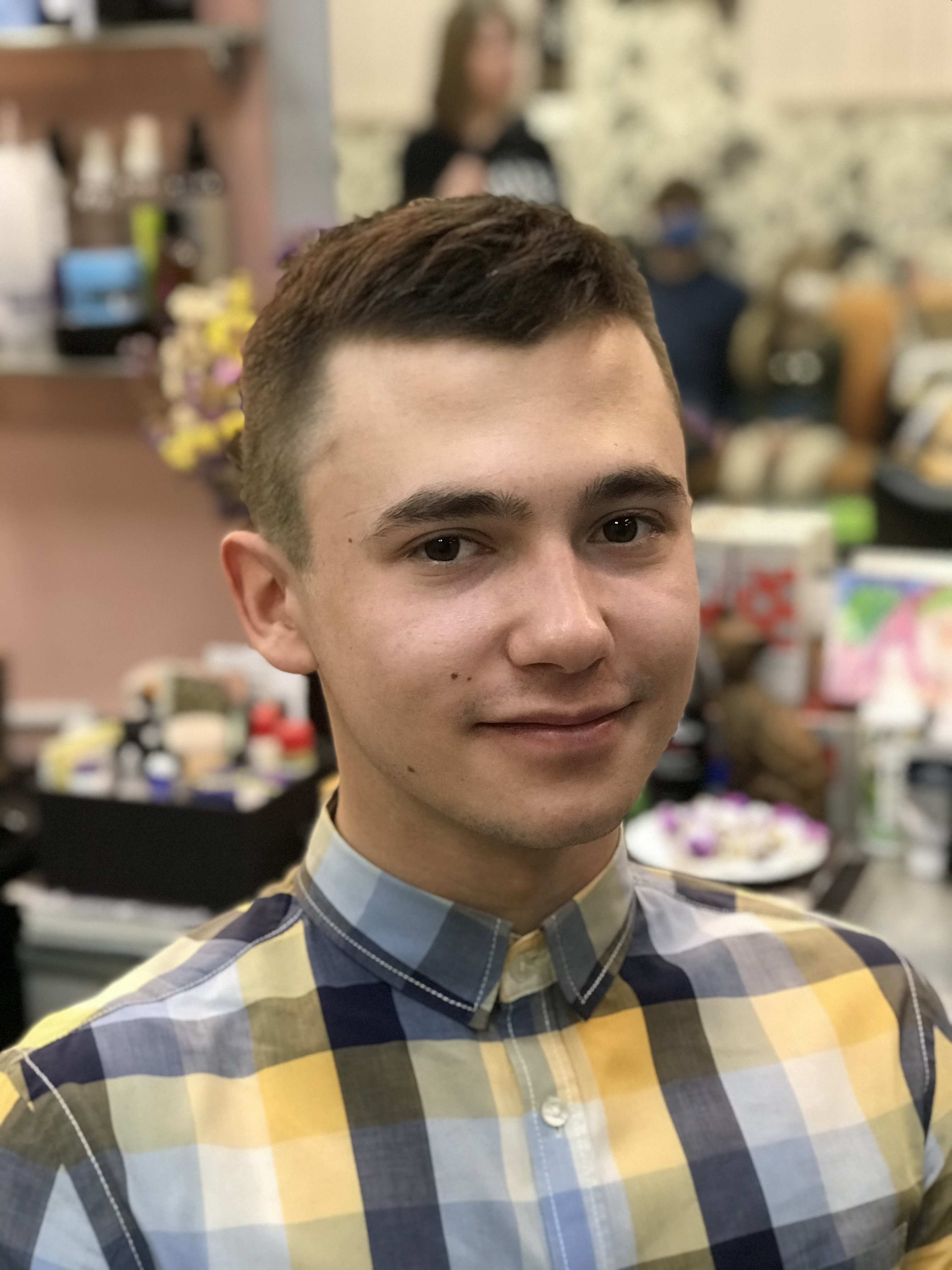 Стрижка для підлітка шоколадний колір волосся коричневий, фото - Салон краси Лия