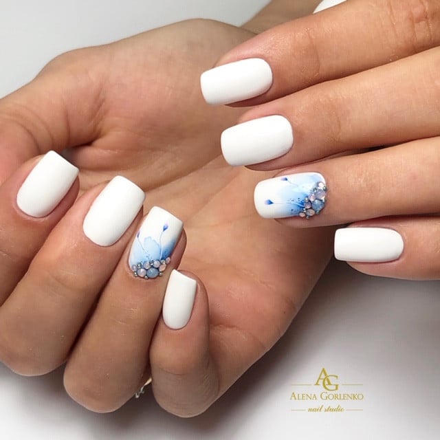 Білий манікюр з малюнком на квадратні нігті, фото - Нігтьова студія AG nail studio